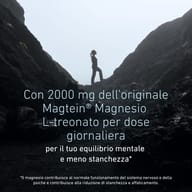 Persona che fa trekking tra formazioni rocciose. Magtein® L-treonato di magnesio fornisce 2000 mg per dose giornaliera, per l’equilibrio mentale e per contribuire a ridurre stanchezza e affaticamento.
