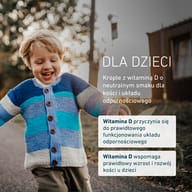 Uśmiechnięte dziecko bawi się na świeżym powietrzu. Krople witaminy D dla dzieci wspierają prawidłowe funkcjonowanie odporności oraz prawidłowy wzrost i rozwój kości.