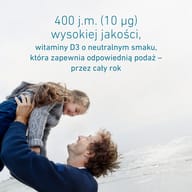Ojciec unosi uśmiechnięte dziecko na świeżym powietrzu. 400 IU (10 µg) wysokiej jakości witaminy D3 o neutralnym smaku wspiera optymalną podaż przez cały rok.