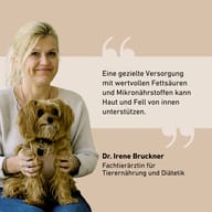 Dr. Irene Bruckner, Fachtierärztin für Tierernährung und Diätetik, mit einem kleinen Hund auf dem Schoß. Sie erklärt, dass eine gezielte Versorgung mit wertvollen Fettsäuren und Mikronährstoffen Haut und Fell von innen u