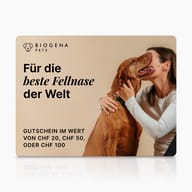 Biogena Pets Geschenkkarte, Frau umarmt braunen Hund, Text, beiger Hintergrund