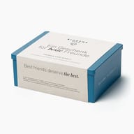 Eine blaue Box mit "Ein Geschenk für beste Freunde" und "Best friends deserve the best" in weiß. Das "BIOGENA Pets Premium Care Bundle" mit dem Slogan "WELCOME TO YOURSELF." Ein Teil des Erlöses wird gespendet.