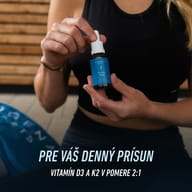 Športovkyňa drží BIOGENA SPORTS D3 & K2 liquid s kvapkadlom. Produkt kombinuje vitamíny D3 a K2 v pomere 2 : 1 na každodenné užívanie.