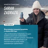 Nemecká futbalová šampiónka Sarah Zadrazil drží BIOGENA SPORTS Essentials pri jazere. Zdieľa svoju skúsenosť a odporúča produkt ako každodennú podporu s 20 mikroživinami pre aktívny životný štýl.