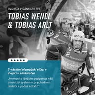 Sánkari Tobias Wendl a Tobias Arlt, sedemnásobní olympijskí víťazi v dvojiciach, na čiernobielej fotografii. BIOGENA SPORTS Immunity oceňujú ako podporu imunity počas prechodných období a súťaží.