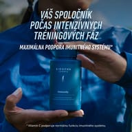 Športovkyňa v modrej bunde drží BIOGENA SPORTS Immunity. Doplnok na podporu imunitného systému počas intenzívneho tréningu. Vitamín C prispieva k normálnej funkcii imunitného systému.