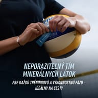 Športovkyňa s volejbalovou loptou otvára tyčinku BIOGENA SPORTS Kalium Magnesium Sport. Praktický minerálny doplnok vhodný počas tréningu aj na cesty.
