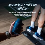 Fľaša BIOGENA SPORTS Magnesium Sport v ruke pri tréningovom zariadení. Produkt kombinuje sedem zlúčenín horčíka s vitamínom B6 na podporu svalov, energie, nervového systému a duševnej pohody.