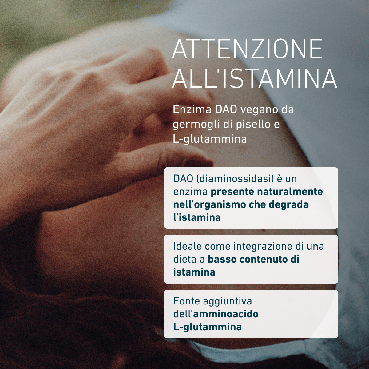 Una persona si tocca l'avambraccio. Il testo presenta BIOGENA DaoZym® Vegan, con un enzima DAO di origine vegetale e L-glutammina, come integratore alimentare in caso di sensibilità all'istamina.