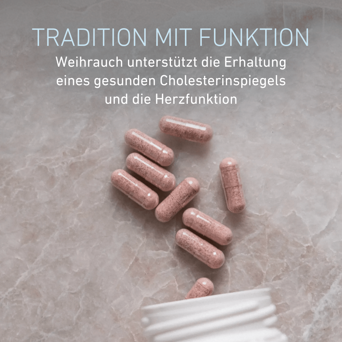 Mehrere rosafarbene Kapseln liegen neben einer geöffneten BIOGENA MiraCHOL® 3.0 Dose. Der Text beschreibt Weihrauch als Unterstützung für die Erhaltung eines gesunden Cholesterinspiegels und einer normalen Herzfunktion.