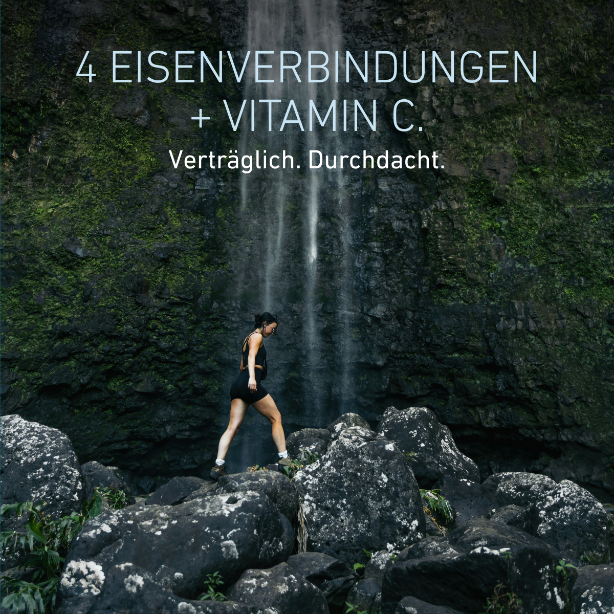 Eine Person geht über Felsen vor einem Wasserfall. Der Text hebt vier Eisenverbindungen und Vitamin C hervor und beschreibt das Produkt als gut verträglich und durchdacht.