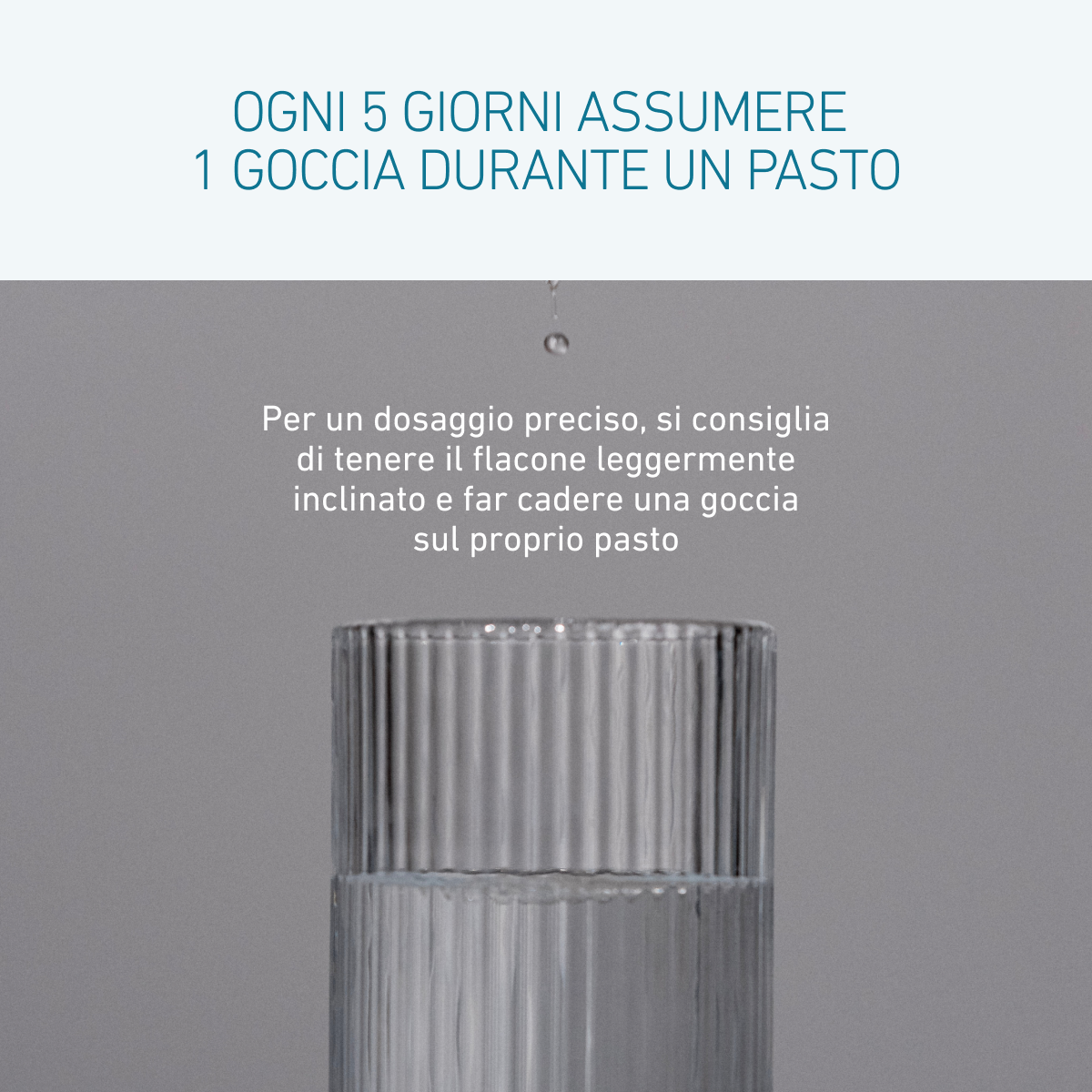 Primo piano di una goccia che cade sopra un bicchiere. Il testo spiega come assumere le gocce BIOGENA Vitamina D₃ & K₂: una goccia ogni 5 giorni durante un pasto, tenendo il flacone leggermente inclinato.
