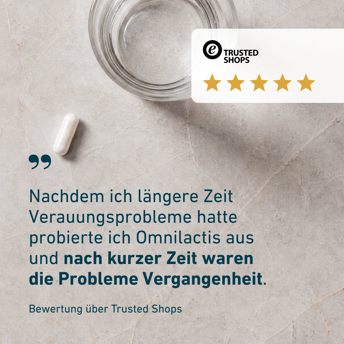 Eine Kapsel liegt neben einem Glas auf einer Steinoberfläche. Daneben ist eine 5-Sterne-Bewertung von Trusted Shops mit einem Kundenzitat zu BIOGENA Omni Lactis® 20 über verbesserte Verdauung nach kurzer Anwendungszeit.