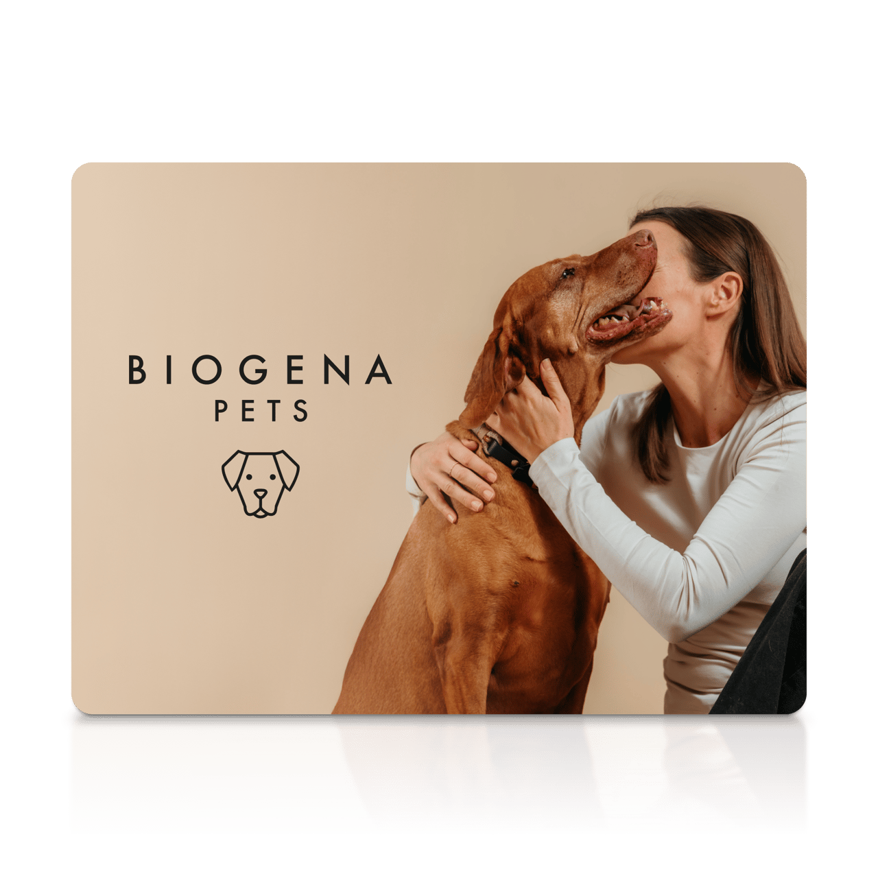 Beige Karte mit Text „BIOGENA PETS". Rechts eine Frau, die einen braunen Hund liebevoll umarmt, vor beigem Hintergrund.