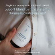 O persoană ține în mână flaconul BIÓGENA Magnesium-bisglycinat 125, așezat lângă piept. Textul evidențiază magneziul bisglicinat sub formă chelată și rolul său în susținerea funcționării normale a sistemului nervos.
