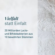 Der Text hebt die Vielfalt von 20 Milliarden Lacto- und Bifidobakterien aus 10 bewährten Stämmen hervor. Rechts ist eine Nahaufnahme eines hellen Pulvers als Hintergrund zu sehen.