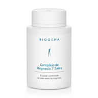 Opakowanie BIOGENA Siebensalz Magnesium na niebieskiej tkaninie, z informacjami o 7 związkach magnezu, metabolizmie energetycznym, zmęczeniu, mięśniach, układzie nerwowym i równowadze elektrolitowej.