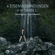 Eine Person geht über Felsen vor einem Wasserfall. Der Text hebt vier Eisenverbindungen und Vitamin C hervor und beschreibt das Produkt als gut verträglich und durchdacht.