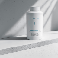 Eine Dose BIOGENA QuattroFerrin® 21 steht auf einer hellen Oberfläche im Sonnenlicht. Das Produkt wird als Eisenpräparat der neuen Generation mit natürlicher Bioverfügbarkeit und guter Verträglichkeit präsentiert.