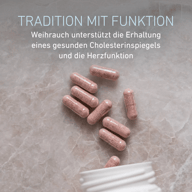 Mehrere rosafarbene Kapseln liegen neben einer geöffneten BIOGENA MiraCHOL® 3.0 Dose. Der Text beschreibt Weihrauch als Unterstützung für die Erhaltung eines gesunden Cholesterinspiegels und einer normalen Herzfunktion.