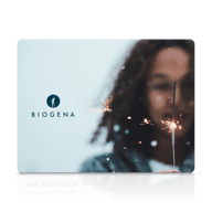 BIOGENA Geschenkkarte mit einem Bild von einer Person, die eine Wunderkerze in der Hand hält, auf einem verschneiten Hintergrund.