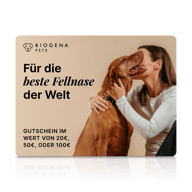 BIOGENA PETS Geschenkkarte, Frau umarmt braunen Hund, beiger Hintergrund, Text