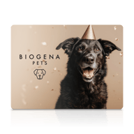 Beige Karte mit Text "BIOGENA PETS". Rechts ein fröhlicher schwarzer Hund mit Partyhut vor beigem Hintergrund und fliegendem Konfetti.