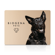 Eine hellbraune Karte mit der Aufschrift „BIOGENA PETS“ und einem minimalistischen Hundesymbol. Rechts im Bild sitzt ein fröhlicher schwarzer Hund mit Lichterkette um den Hals vor einem beigen Hintergrund.