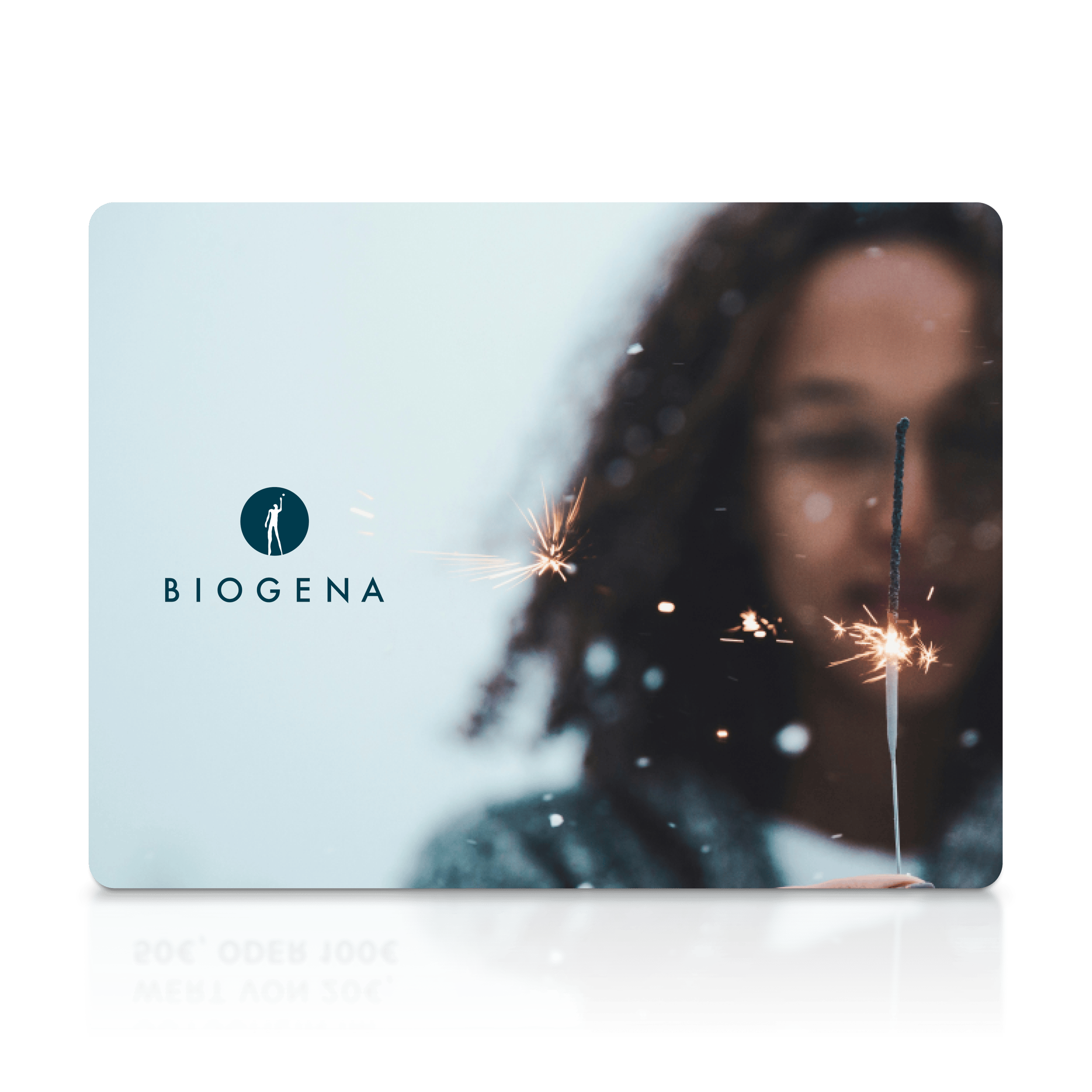 BIOGENA Geschenkkarte mit einem Bild von einer Person, die eine Wunderkerze in der Hand hält, auf einem verschneiten Hintergrund.