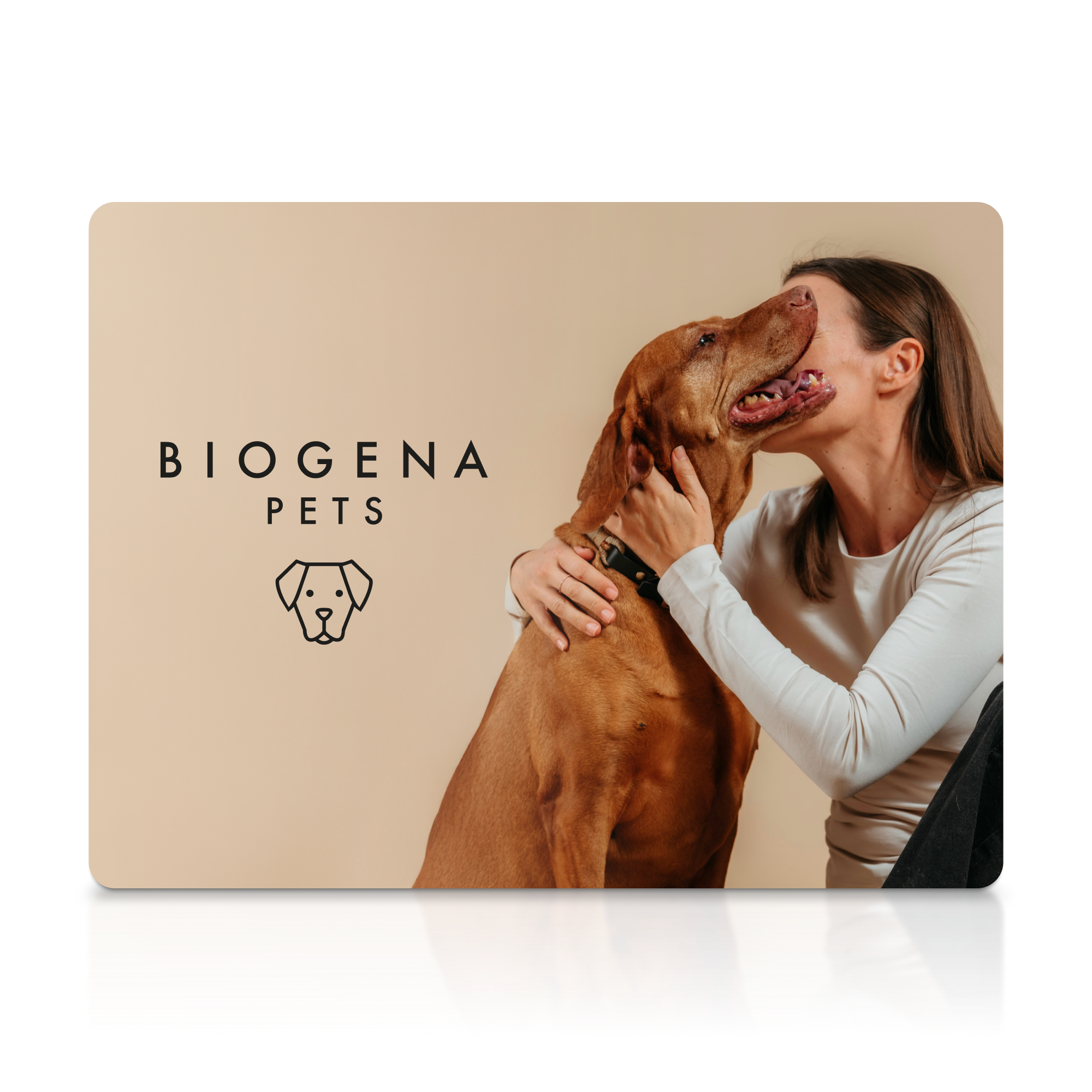 Beige Karte mit Text „BIOGENA PETS". Rechts eine Frau, die einen braunen Hund liebevoll umarmt, vor beigem Hintergrund.