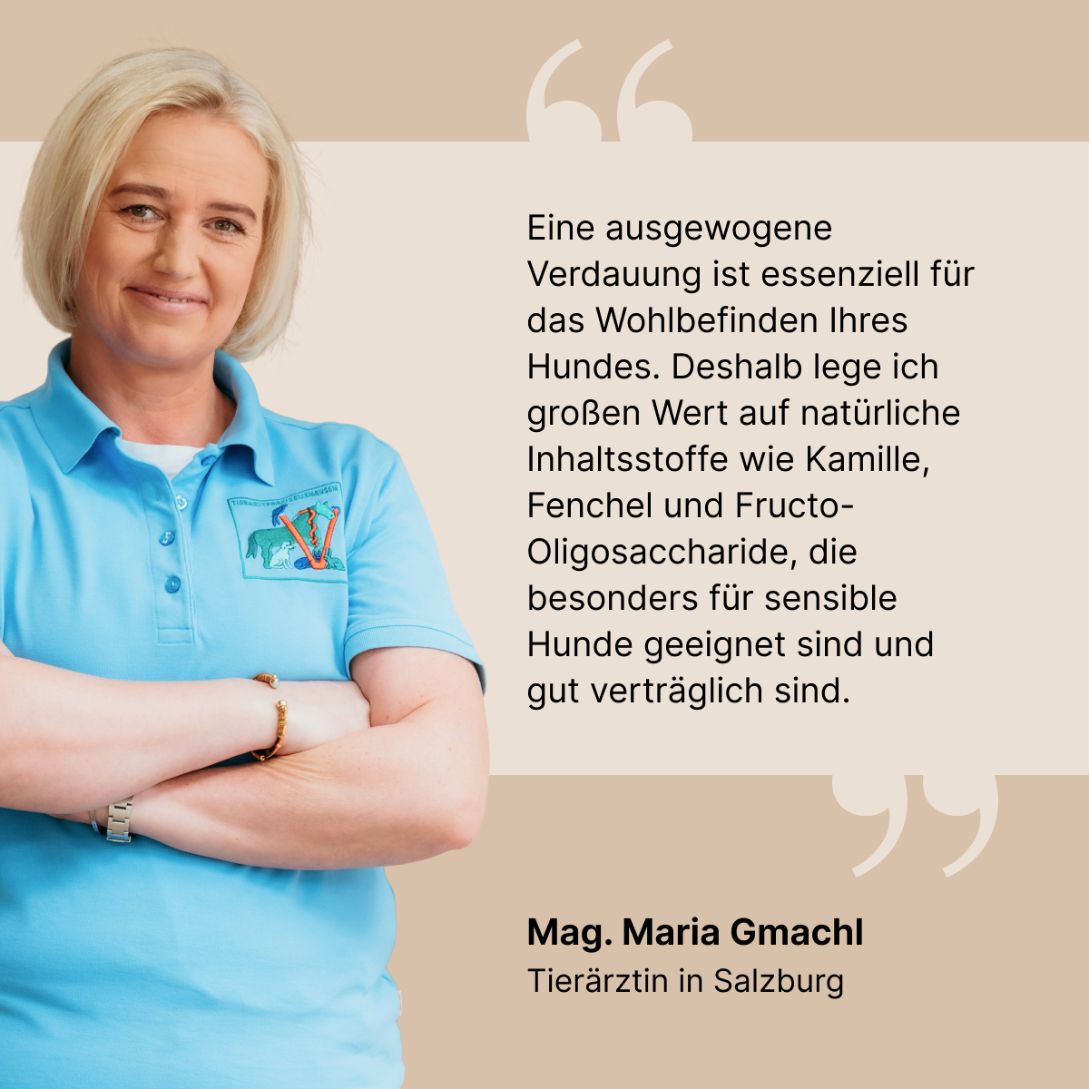 portrait_von_mag_maria_gmachl_tierrztin_in_salzburg_im_tuerkisfarbenen_poloshirt_mit_tierlogo_lchelnd_daneben_zitat_gute_vertrglichkeit_hochwertige_inhaltsstoffe_und_eine_gern_angenommene_form_foerdern_das_wohlbe