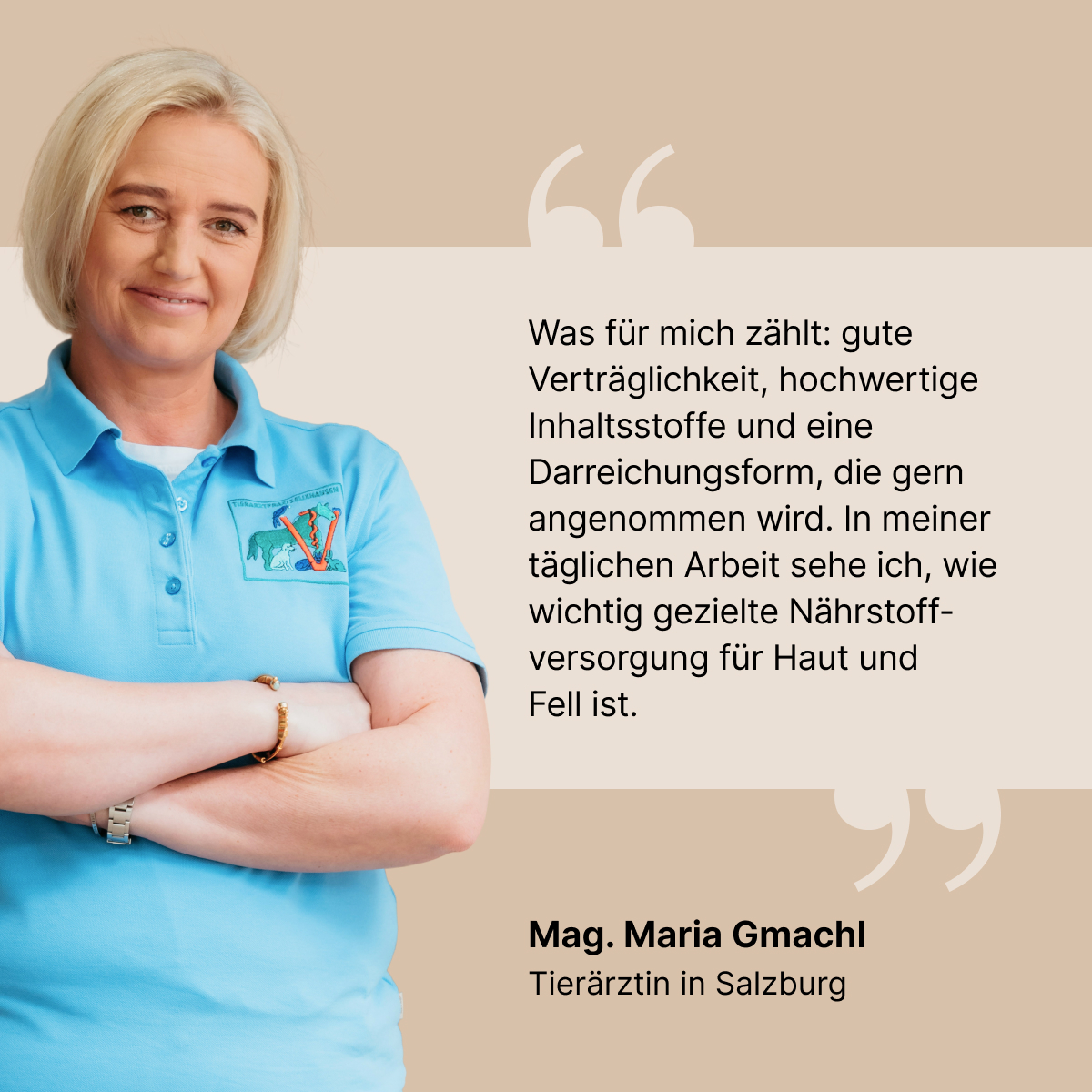 portrait_von_mag_maria_gmachl_tierrztin_in_salzburg_mit_verschrnkten_armen_im_hellblauen_poloshirt_mit_tierlogo_freundlich_blickend_daneben_ihr_zitat_zur_guten_vertrglichkeit_und_wirkung_auf_haut_fell_name_und